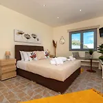 Horizon Sky House With View